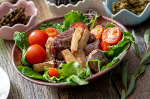 鹿肉ときのこのコンフィ