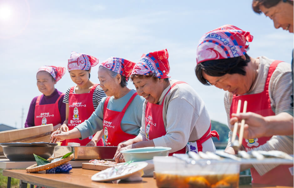 写真：鮮やかな手さばきはお見事