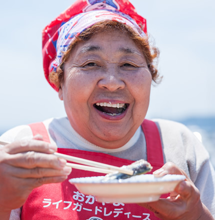 写真：ママカリ料理をいただく