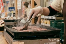 ①千屋牛ステーキをその場で試食